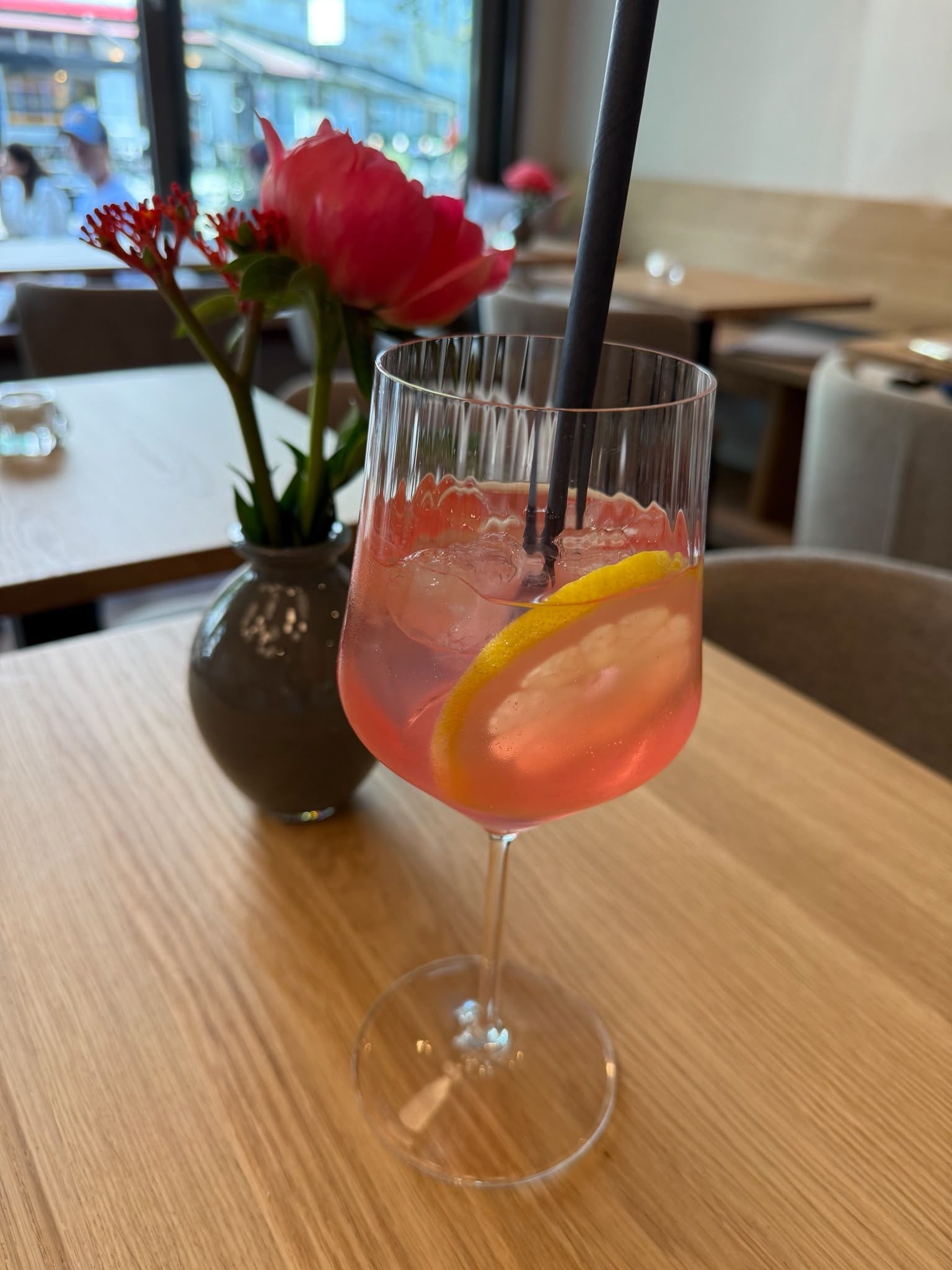 Roséfarbener Spritz mit Pfingstrose