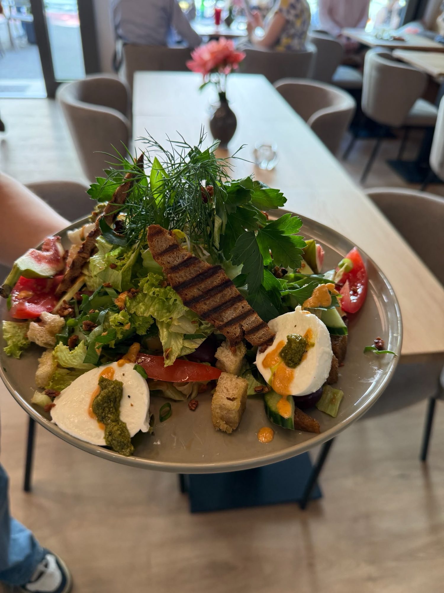 Großer Salat mit Burrata und gegrilltem Brot
