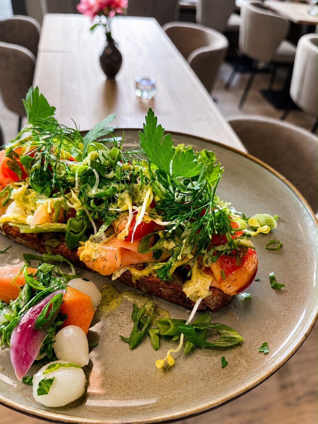 Stulle mit Lachs und frischen Kräutern
