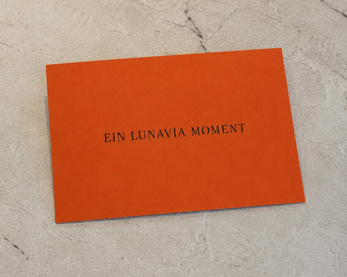 LunaVia Gutschein – orange Karte mit der Aufschrift „Ein LunaVia Moment“
