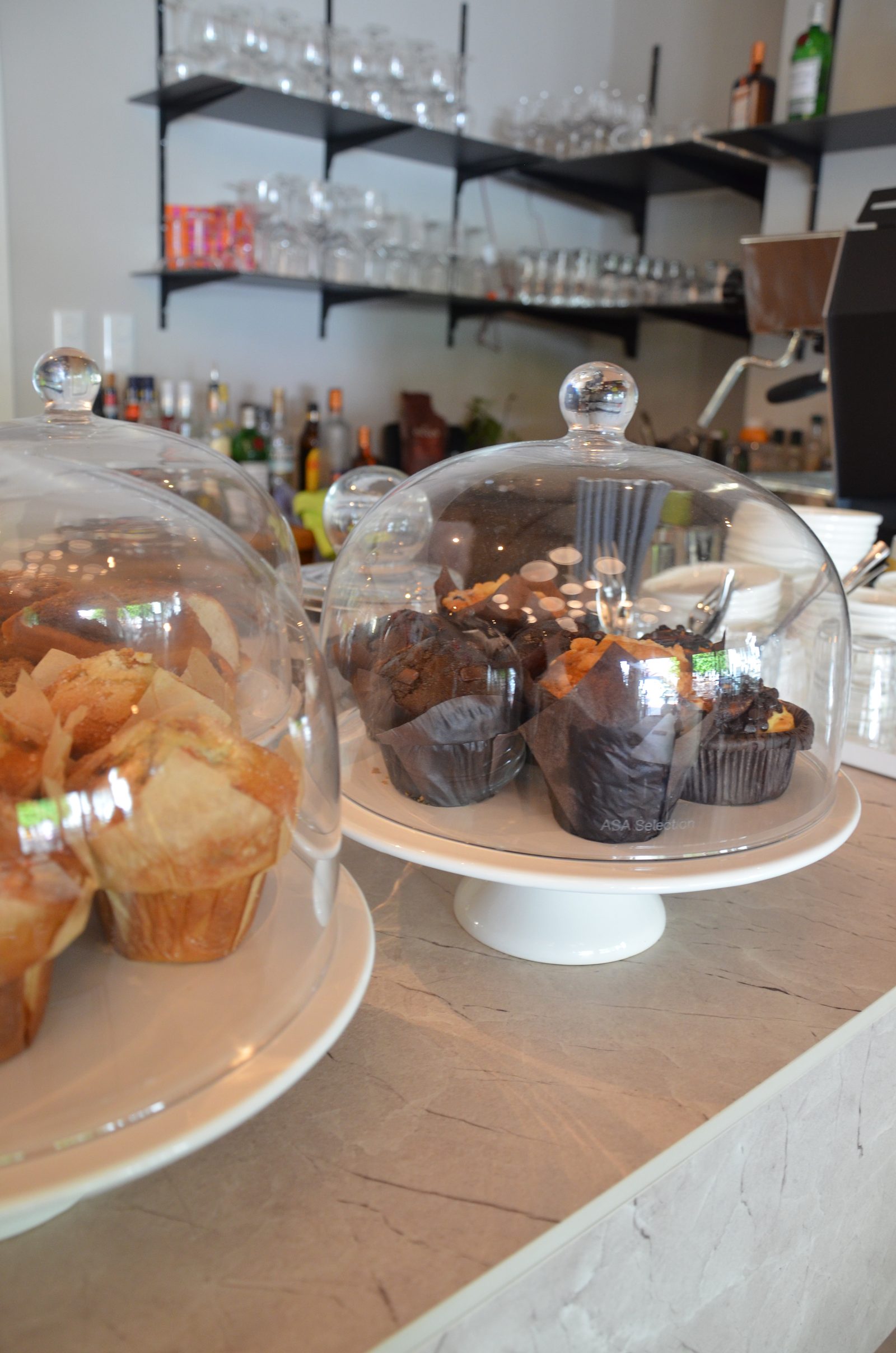 Muffins vor dem Weinregal