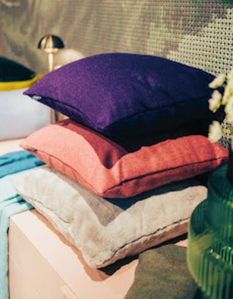Gestapelte Kissen in Violett, Koralle und Beige – Produkte aus dem LunaVia Concept Store