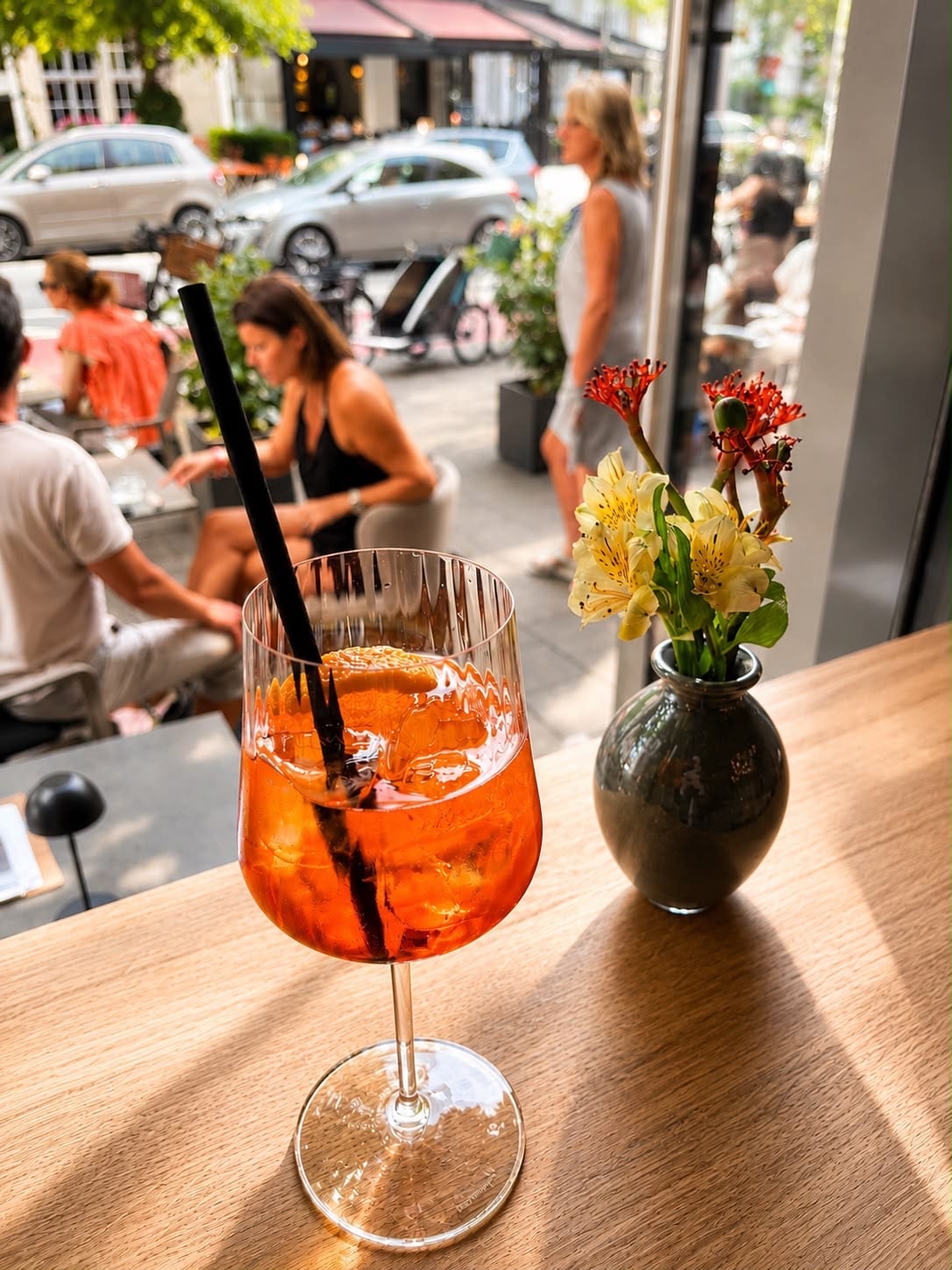 Aperol Spritz am Fenster mit Blick auf die Straße